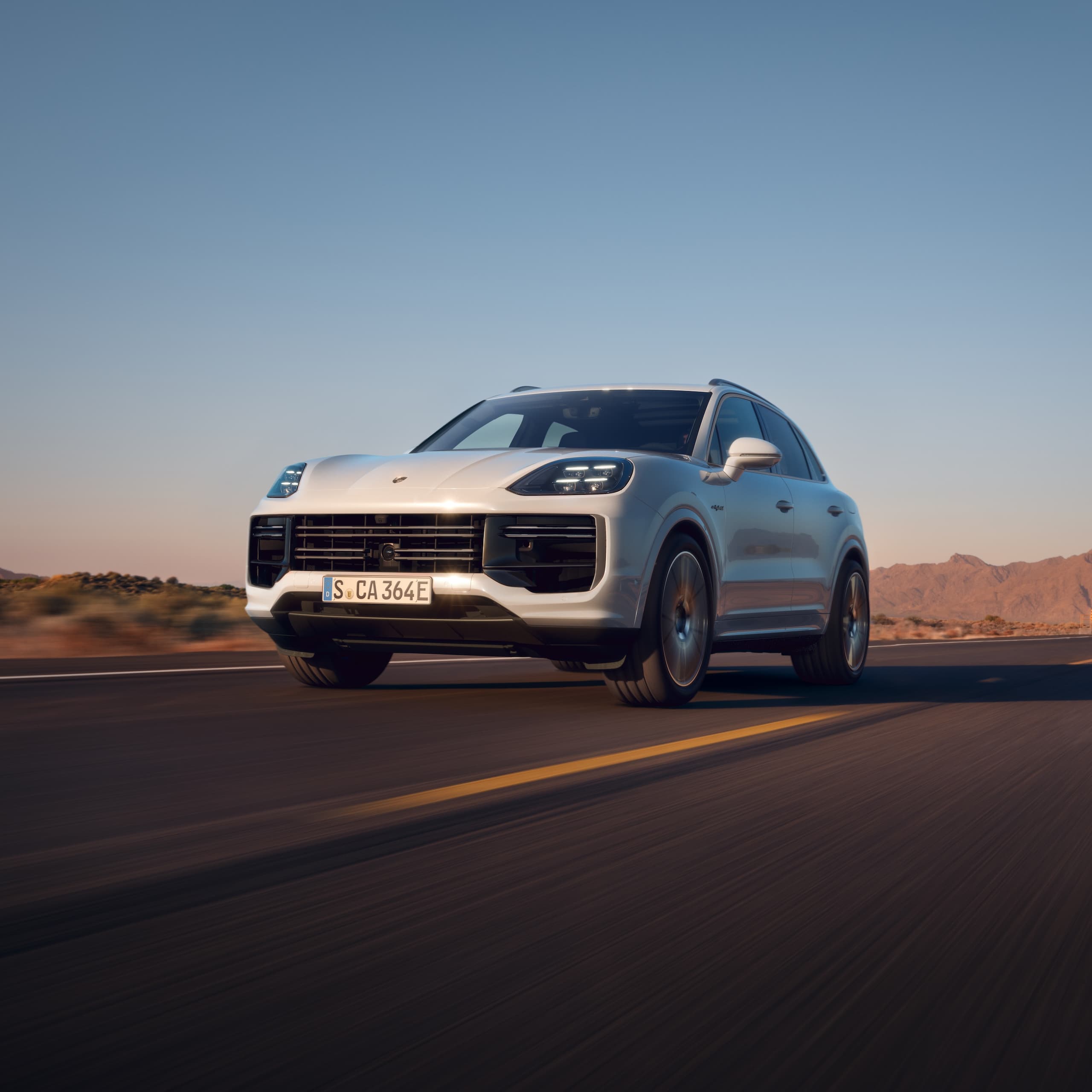 Un Porsche Cayenne qui roule sur une route ouverte.
